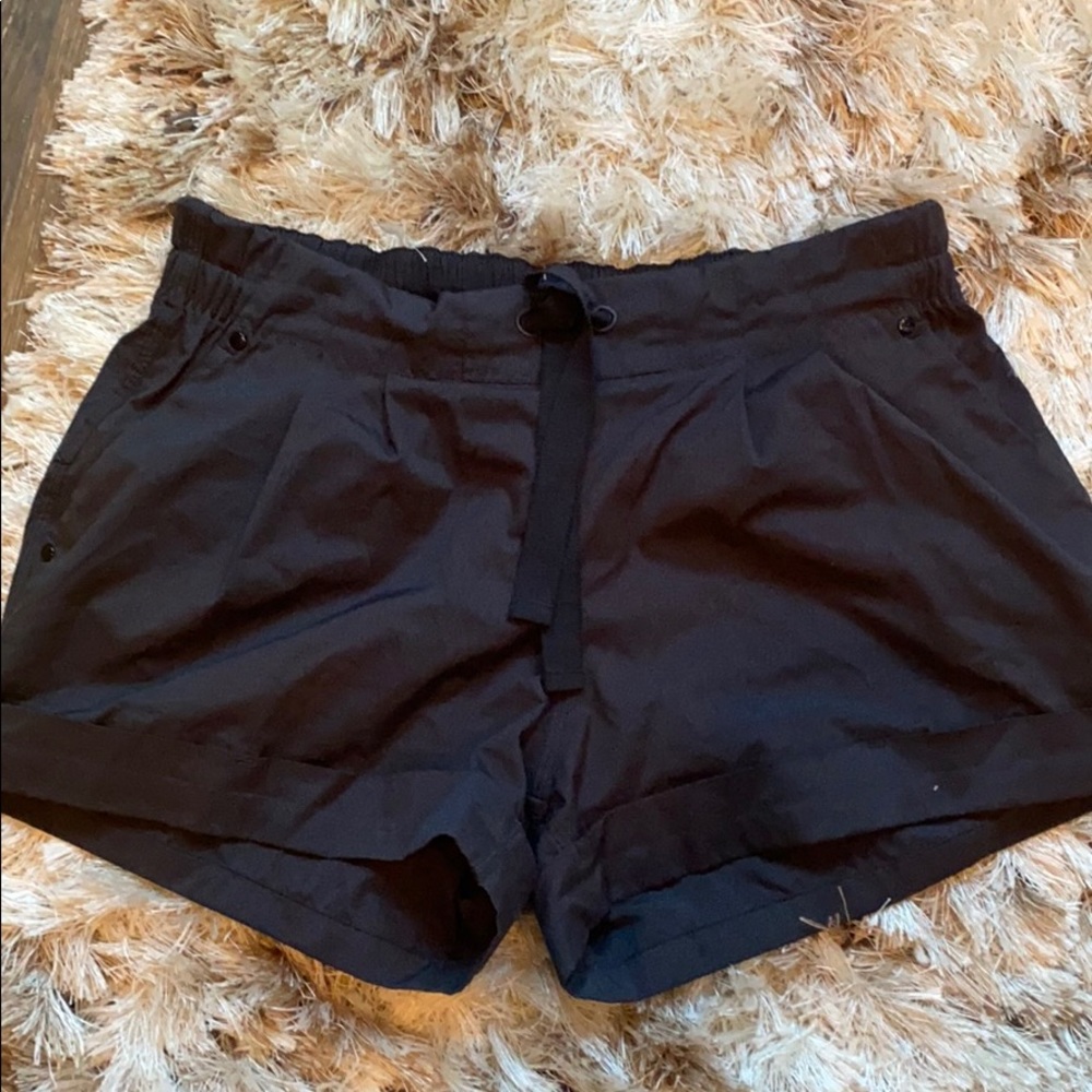 Lulu size 8 black shorts